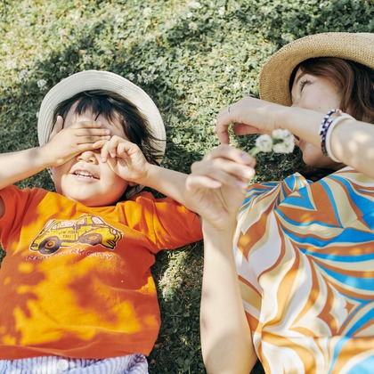 NISHIMURA AKINOBUが出張撮影した自然の中の人々, ヘルメット, 日よけ帽などが写った「家族フォト@二子玉川公園」の家族写真