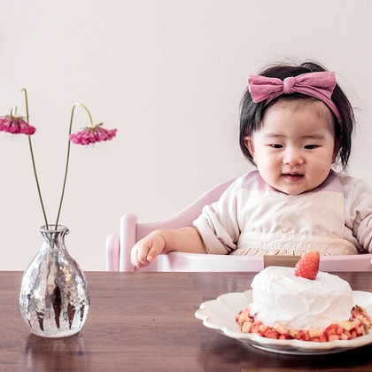 AXiS Photo Servise 藤井靖史が出張撮影したフラッシュ撮影, シャツ, ビーチの人々などが写った「一般出張撮影」の家族写真