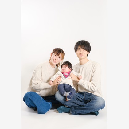 高夏写真店が出張撮影した荷物とバッグ, 記念写真, 家族写真が写ったスタジオ撮影の写真