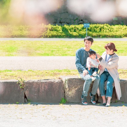 ゆのみふぉとが出張撮影した自然の中の人々, 手をつないで, 友情などが写った「桜とお写真」の家族写真