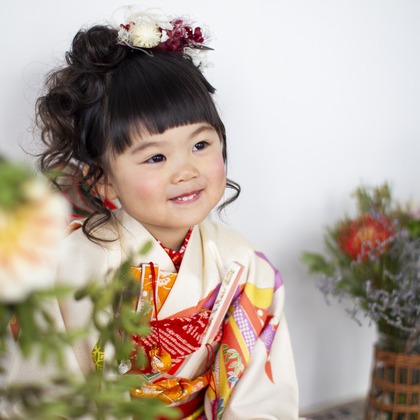 Hamuこども写真館が出張撮影した罰金, 植木鉢, Shimadaなどが写った「Hamuこども写真館」の家族写真