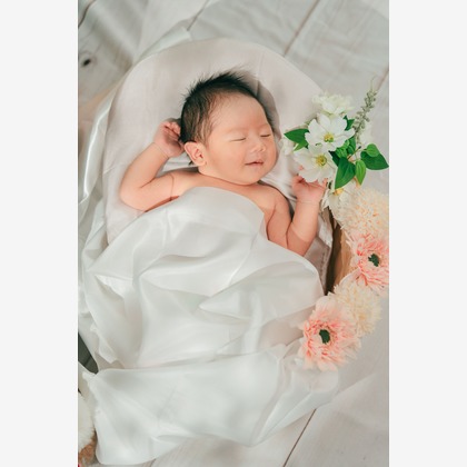 玉城　肇が出張撮影した色合いと色合い, 赤ちゃん・幼児服, 眠っている赤ちゃんなどが写った「ニューボーン撮影」の家族写真