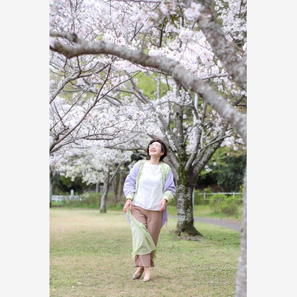 なかがわさとみが出張撮影した「桜と親子で記念撮影」の家族写真