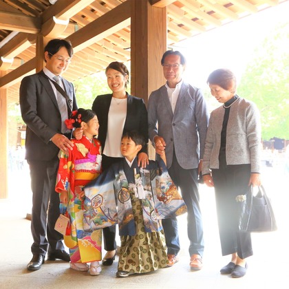 Photographer  Tomoが出張撮影した肌, 着物, 女の子などが写った「七五三祝い」の家族写真