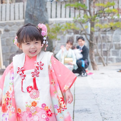この写真は、出張撮影(家族写真(キッズ,ベビーフォト))のアルバム「753フォト」にある写真の1枚で、家族写真(キッズ,ベビーフォト)などが写っています。<br>「753フォト」では他にも:albumPhotoCount枚の家族写真を見ることができます。撮影者はビブリッジです。カメラマンのプロフィールページで、家族写真(キッズ,ベビーフォト)撮影の口コミやおすすめコメントを見ることができます。