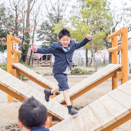 AXiS Photo Servise 藤井靖史が出張撮影したフラッシュ撮影, シャツ, ビーチの人々などが写った「一般出張撮影」の家族写真