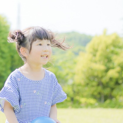 ゆのみふぉとが出張撮影した「芝生での一コマ」の家族写真