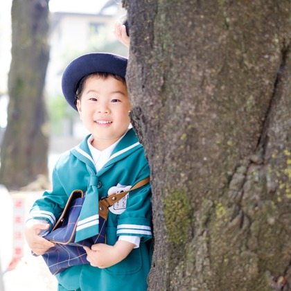 アトリエ　エピカ/清水　一哉が出張撮影した入学式, 植物, 日などが写った「入園、入学フォト」の家族写真