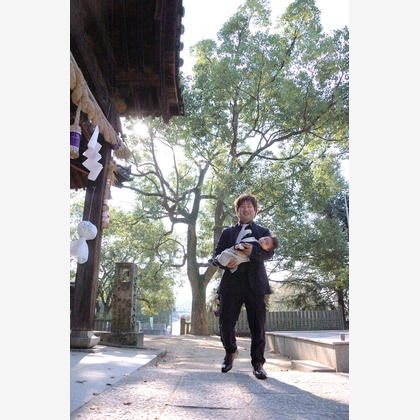 ko1low photographが出張撮影した紫色, 楽しげ, 子どもが写ったエンゲージメントフォトの写真