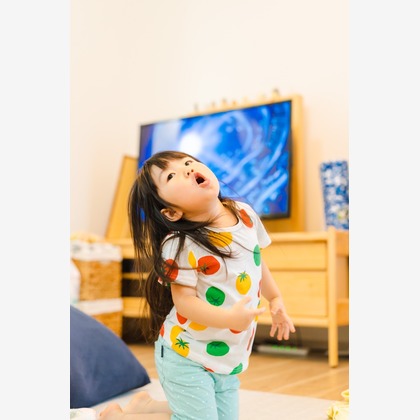 木下美幸が出張撮影した家族の写真, 赤ちゃんのおもちゃで遊ぶ, 子供たちと遊ぶが写った家族写真の出張撮影の写真