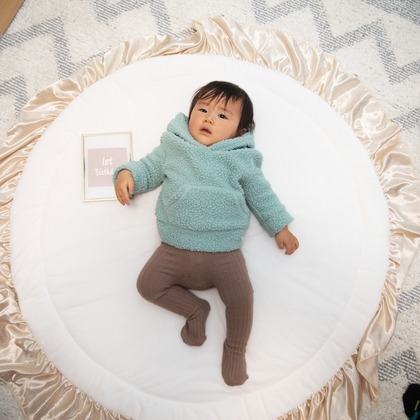 岩坪眞一郎が出張撮影した慰め, 食器, ソファーなどが写った「一歳の誕生日記念」の家族写真