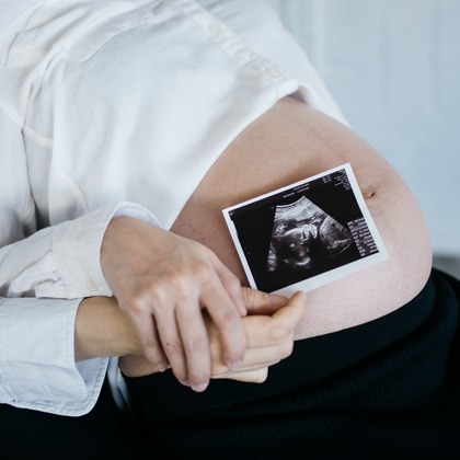 植村由理が出張撮影した手首, 母, トランクなどが写った「マタニティフォト@スタジオ」の家族写真