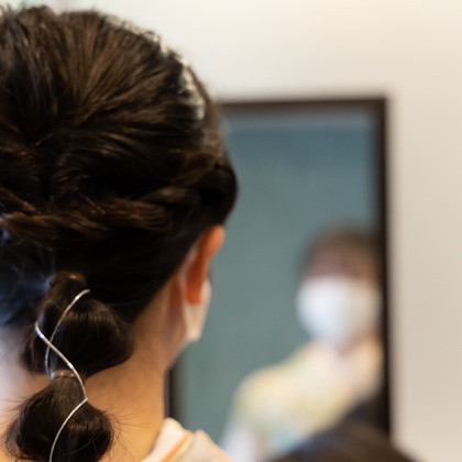 ミヤタカズコが出張撮影したフラッシュ撮影, 自然の中の人々, ショルダーなどが写った「卒業」の家族写真