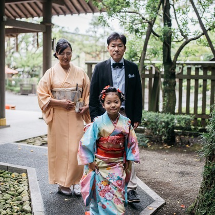植村由理が出張撮影したストリートファッション, 753, 生物などが写った「七五三　＠神明社　横浜」の家族写真