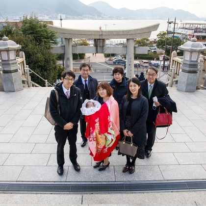 岩坪眞一郎が出張撮影した植物, 雲, 空が写ったお宮参りの写真