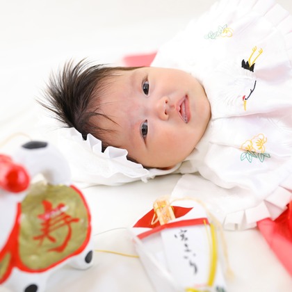 A-Studioが出張撮影したフリル, 赤ちゃん・幼児服, リネンなどが写った「子供写真（お宮参り）」の家族写真