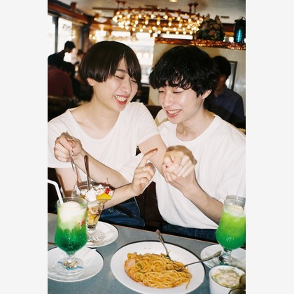 林哲郎が出張撮影したあご, シャツ, シャンデリアなどが写った「カップル」の家族写真