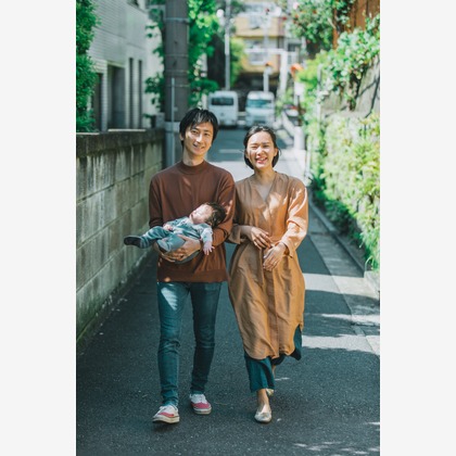 この写真は、出張撮影(家族写真(キッズ,ベビーフォト))のアルバム「ファミリーフォト(屋外)」にある写真の1枚で、家族写真(キッズ,ベビーフォト)などが写っています。<br>「ファミリーフォト(屋外)」では他にも:albumPhotoCount枚の家族写真を見ることができます。撮影者はNobuhiro Toyaです。カメラマンのプロフィールページで、家族写真(キッズ,ベビーフォト)撮影の口コミやおすすめコメントを見ることができます。