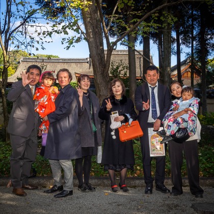 ハイナ　マテウスが出張撮影したフローラルパークコートアロン, 日本の建築, 中国建築などが写った「七五三」の家族写真