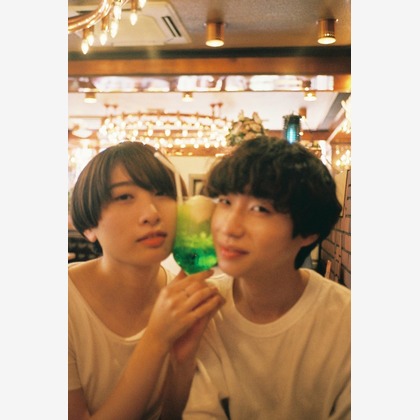 林哲郎が出張撮影したあご, シャツ, シャンデリアなどが写った「カップル」の家族写真