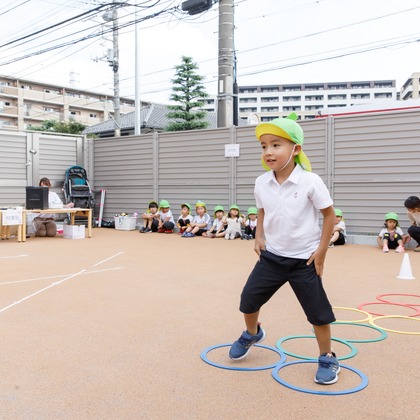 T.Matsumuraが出張撮影した甘いひよこ, 鍛冶池キャンプ場, ローラースポーツなどが写った「運動会（保育園）」の家族写真
