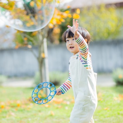 この写真は、出張撮影(家族写真(キッズ,ベビーフォト))のアルバム「記念写真」にある写真の1枚で、家族写真(キッズ,ベビーフォト)などが写っています。<br>「記念写真」では他にも:albumPhotoCount枚の家族写真を見ることができます。撮影者は富田桃子写真事務所です。カメラマンのプロフィールページで、家族写真(キッズ,ベビーフォト)撮影の口コミやおすすめコメントを見ることができます。