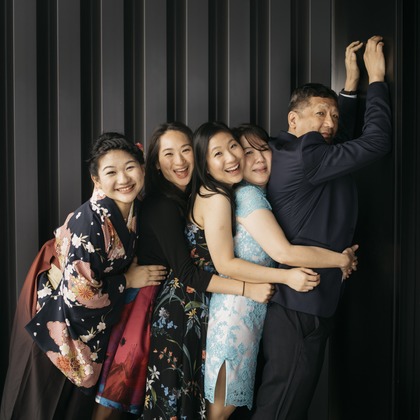 植村由理が出張撮影した脊椎動物, コミュニケーション, 植物などが写った「卒業式 at 早稲田大学、オークウッドプレミア東京」の家族写真