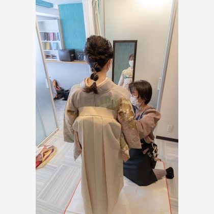 ミヤタカズコが出張撮影したフラッシュ撮影, 自然の中の人々, ショルダーなどが写った「卒業」の家族写真