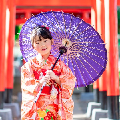 サキヤマ リエが出張撮影した自然の中の人々, 立っている, オレンジなどが写った「7歳女の子・ママの着たお着物で七五三＠大國魂神社」の家族写真