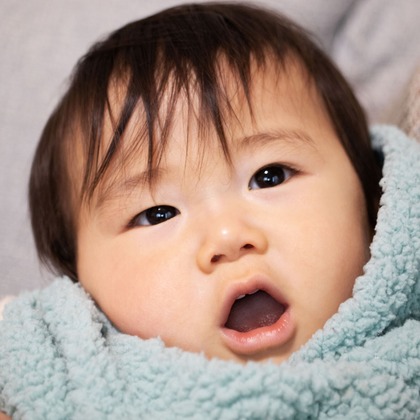 岩坪眞一郎が出張撮影した慰め, 食器, ソファーなどが写った「一歳の誕生日記念」の家族写真