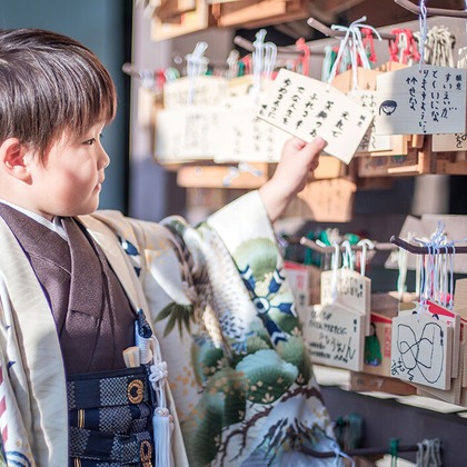 AXiS Photo Servise 藤井靖史が出張撮影したフラッシュ撮影, シャツ, ビーチの人々などが写った「一般出張撮影」の家族写真