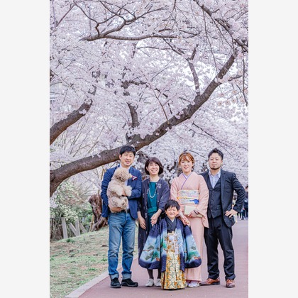 この写真は、出張撮影(家族写真(キッズ,ベビーフォト))のアルバム「ファミリーフォト」にある写真の1枚で、家族写真(キッズ,ベビーフォト)などが写っています。<br>「ファミリーフォト」では他にも:albumPhotoCount枚の家族写真を見ることができます。撮影者は古関マナミです。カメラマンのプロフィールページで、家族写真(キッズ,ベビーフォト)撮影の口コミやおすすめコメントを見ることができます。