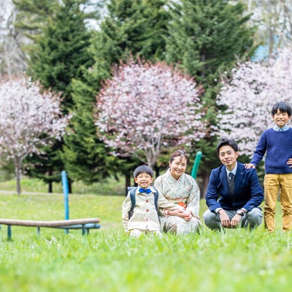 富田桃子写真事務所が出張撮影した分かち合う, フラッシュ撮影, 慰めが写った家族写真(キッズ,ベビーフォト)の写真