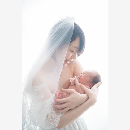 まんまるフォトが出張撮影したビーニー, ニューボーンフォト(新生児写真), ライラックなどが写った「ニューボーンフォト」の家族写真