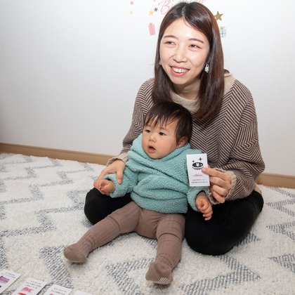 岩坪眞一郎が出張撮影した慰め, 食器, ソファーなどが写った「一歳の誕生日記念」の家族写真