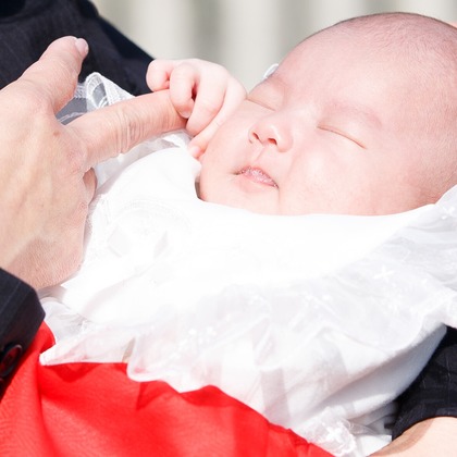 中井企画が出張撮影した挨拶, ネクタイ, 赤ちゃん・幼児服などが写った「お宮参り」の家族写真