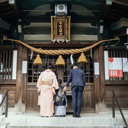Aurora Photographyが出張撮影したSōjutsu, 遊び場スライド, ジェスチャーなどが写った「七五三、日常撮影」の家族写真