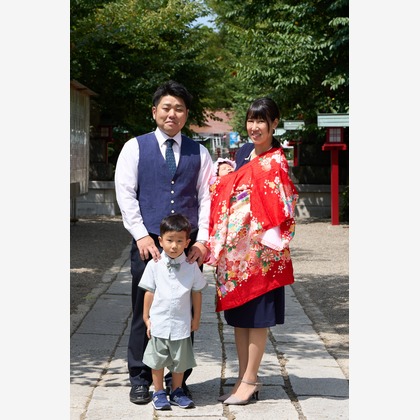 この写真は、出張撮影(家族写真(キッズ,ベビーフォト))のアルバム「お宮参り」にある写真の1枚で、家族写真(キッズ,ベビーフォト)などが写っています。<br>「お宮参り」では他にも:albumPhotoCount枚の家族写真を見ることができます。撮影者はActです。カメラマンのプロフィールページで、家族写真(キッズ,ベビーフォト)撮影の口コミやおすすめコメントを見ることができます。