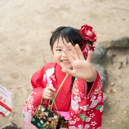 櫻井一平が出張撮影した自然の中の人々, 日本の建築, 中国建築などが写った「ファミリーフォト」の家族写真