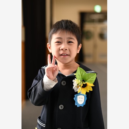 写真屋ごんちゃんが出張撮影した襟, 学生服, 統一などが写った「学校」の家族写真