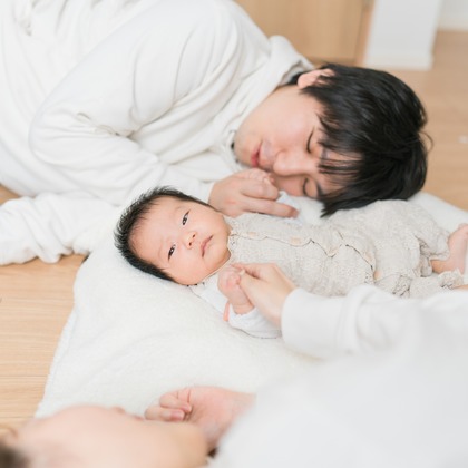 池田廉が出張撮影した赤ちゃん・幼児服, フラッシュ撮影, シャツなどが写った「公園にて」の家族写真