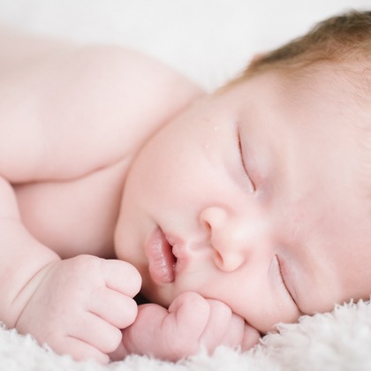 アトリエ　エピカ/清水　一哉が出張撮影したカレンダー, 就寝時間, ニューボーンフォト(新生児写真)などが写った「ニューボーンフォト」の家族写真