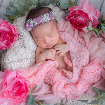 まんまるフォトが出張撮影したビーニー, ニューボーンフォト(新生児写真), ライラックなどが写った「ニューボーンフォト」の家族写真
