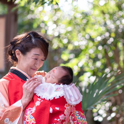 まんまるフォトが出張撮影した儀式, ヘアアクセサリー, オレンジなどが写った「お宮参り・赤ちゃん写真」の家族写真