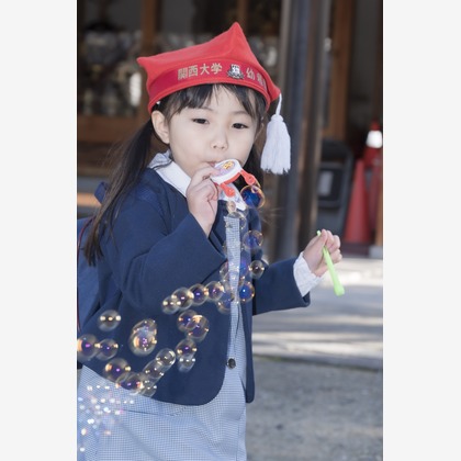 A&Y写真OFFICEが出張撮影した荷物とバッグ, シンボル, バックパックなどが写った「家族写真」の家族写真