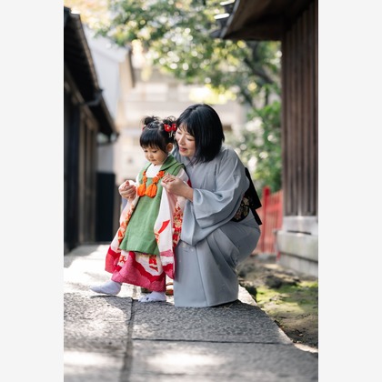 この写真は、出張撮影(家族写真(キッズ,ベビーフォト))のアルバム「下谷神社での七五三撮影」にある写真の1枚で、家族写真(キッズ,ベビーフォト)などが写っています。<br>「下谷神社での七五三撮影」では他にも:albumPhotoCount枚の家族写真を見ることができます。撮影者は鈴木香那枝です。カメラマンのプロフィールページで、家族写真(キッズ,ベビーフォト)撮影の口コミやおすすめコメントを見ることができます。