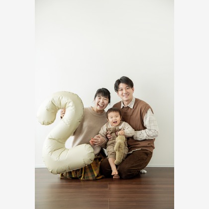 この写真は、出張撮影(家族写真(キッズ,ベビーフォト))のアルバム「記念写真」にある写真の1枚で、家族写真(キッズ,ベビーフォト)などが写っています。<br>「記念写真」では他にも:albumPhotoCount枚の家族写真を見ることができます。撮影者は富田桃子写真事務所です。カメラマンのプロフィールページで、家族写真(キッズ,ベビーフォト)撮影の口コミやおすすめコメントを見ることができます。