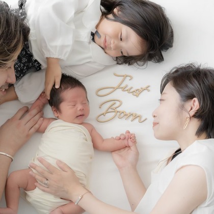 株式会社VISTA / VISTA Photographyが出張撮影した「ニューボーンフォト」の家族写真