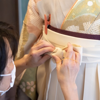 ミヤタカズコが出張撮影したフラッシュ撮影, 自然の中の人々, ショルダーなどが写った「卒業」の家族写真