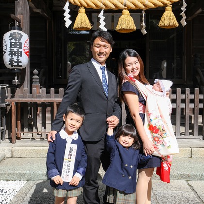 この写真は、出張撮影(家族写真(キッズ,ベビーフォト))のアルバム「お宮参りご家族写真撮影」にある写真の1枚で、家族写真(キッズ,ベビーフォト)などが写っています。<br>「お宮参りご家族写真撮影」では他にも:albumPhotoCount枚の家族写真を見ることができます。撮影者はなかがわさとみです。カメラマンのプロフィールページで、家族写真(キッズ,ベビーフォト)撮影の口コミやおすすめコメントを見ることができます。